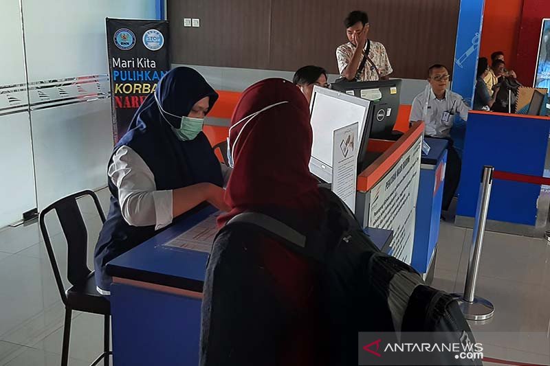 Salah seorang calon penumpang saat melakukan "boarding" di Stasiun Purwokerto, Kabupaten Banyumas, Jawa Tengah, Minggu (8/3/2020). ANTARA/Sumarwoto