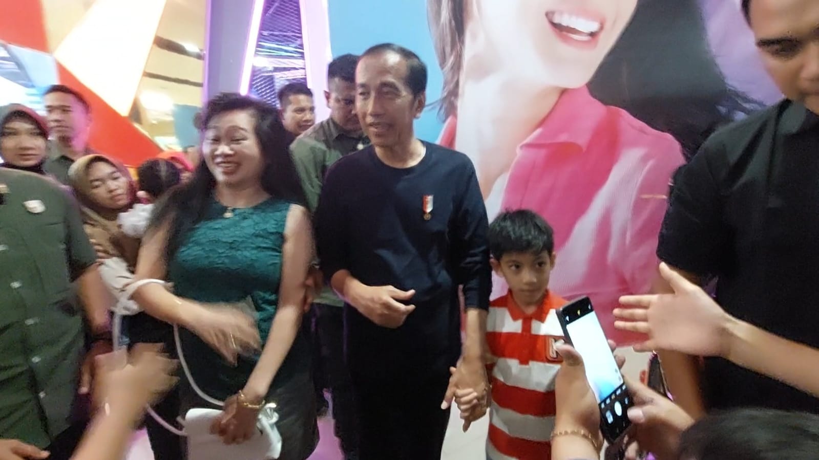 Jelang Pensiun, Jokowi Ajak Jan Ethes dan Lembah Main ke Mal