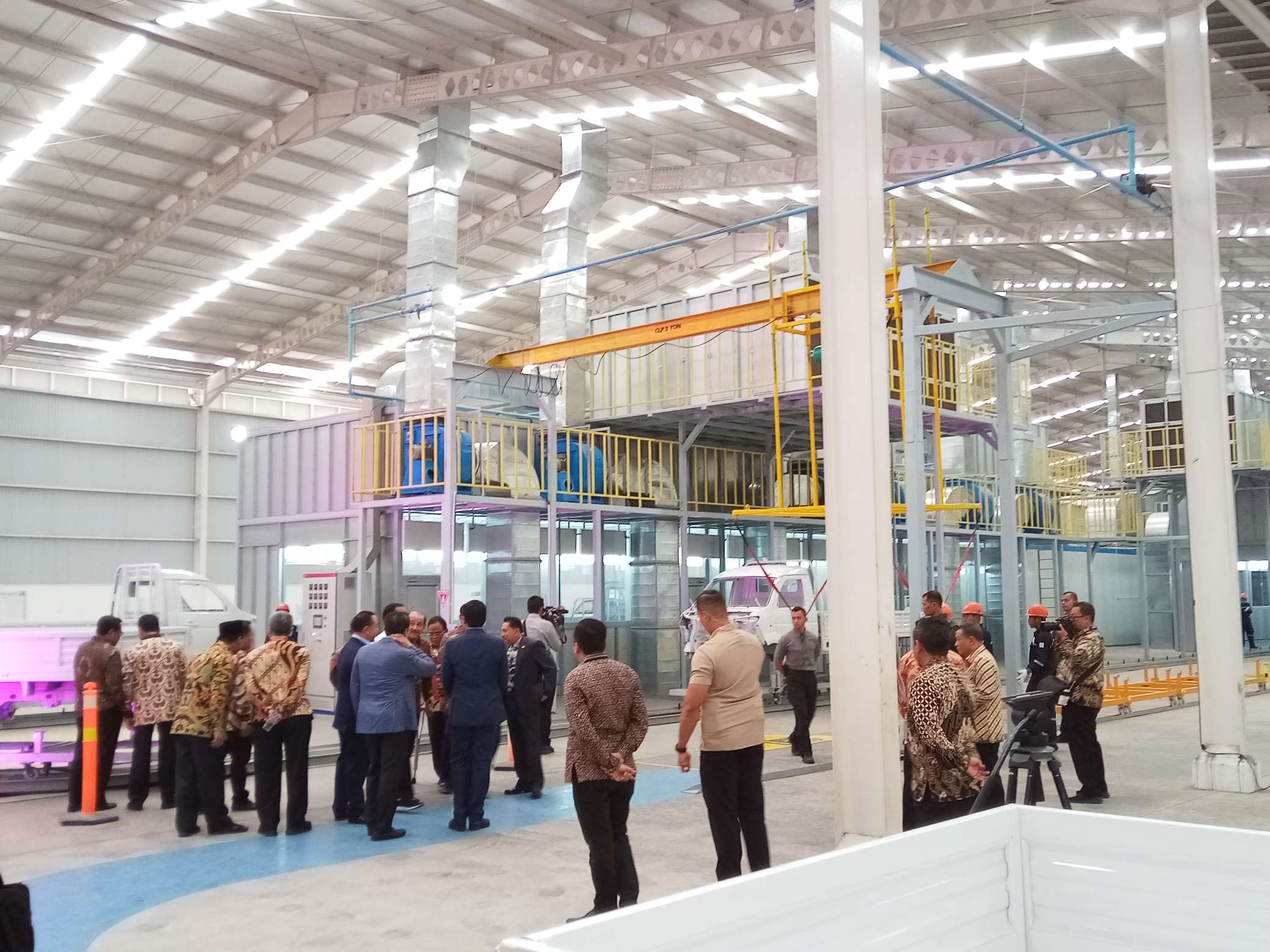 Kepala Staf TNI Angkatan Udara (KASAU) Marsekal TNI Yuyu Sutisna berkunjung ke pabrik Esemka di Desa Demangan, Kecamatan Sambi, Kabupaten Boyolali, Jawa Tengah, Rabu (24/9). (MP/Ismail)