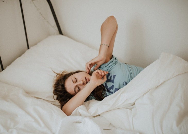 Sering Menggoyangkan Kaki saat Tidur? Mungkin Kamu Mengalami Hal Ini