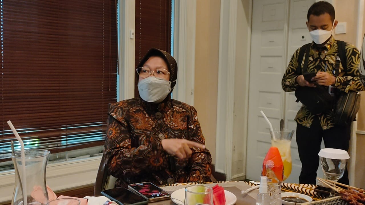 Menteri Sosial Tri Risma saat menemui Wali Kota Surabaya, Eri Cahyadi. Foto: MP/Budi Lentera