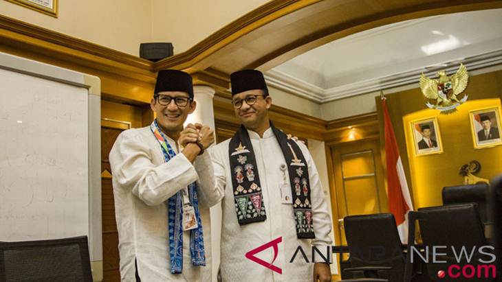 Gubernur DKI Jakarta Anies Baswedan (kanan) berjabat tangan dengan Sandiaga Uno (kiri) usai pengunduran diri Sandiaga, di Balai Kota, Jakarta, Jumat (10/8/2018). ANTARA FOTO/Galih Pradipta/foc/18.