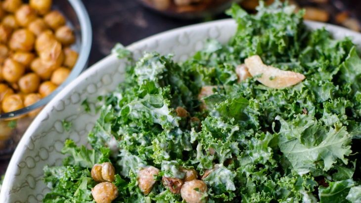 Kale merupakan sayuran yang kaya manfaat.(Foto: Unsplash/Deryn Macey)