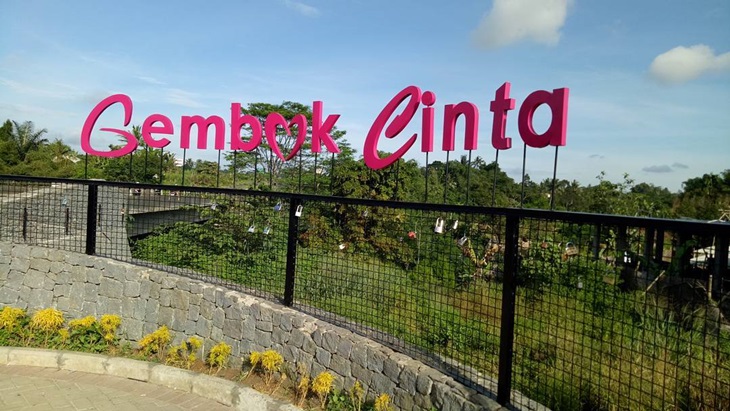 Mengunci Rasa di Wisata Gembok Cinta Sukabumi