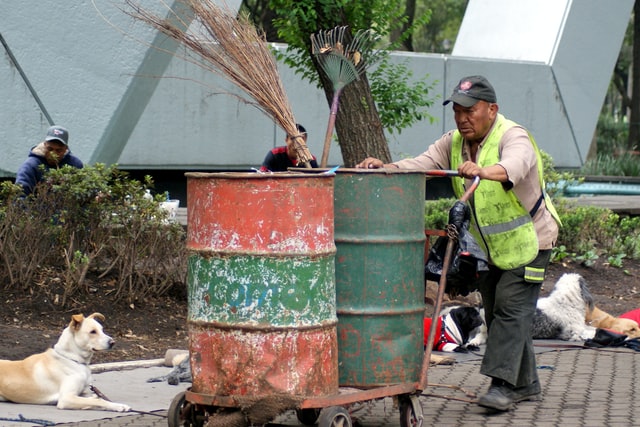 Tukang Sampah Jagoan Negeri Aing Bersihkan Lingkungan Meski Sering Dilupakan