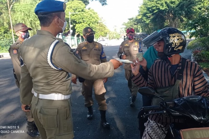Satuan Tugas (Satgas) COVID-19 Kabupaten Lebak kembali menggelar razia masker di kawasan Rancalintah Rangkasbitung menyusul Pemberlakuan Pembatasan Kegiatan Masyarakat (PPKM) berbasis Mikro dan Adaftasi Kebiasaan Baru (AKB).