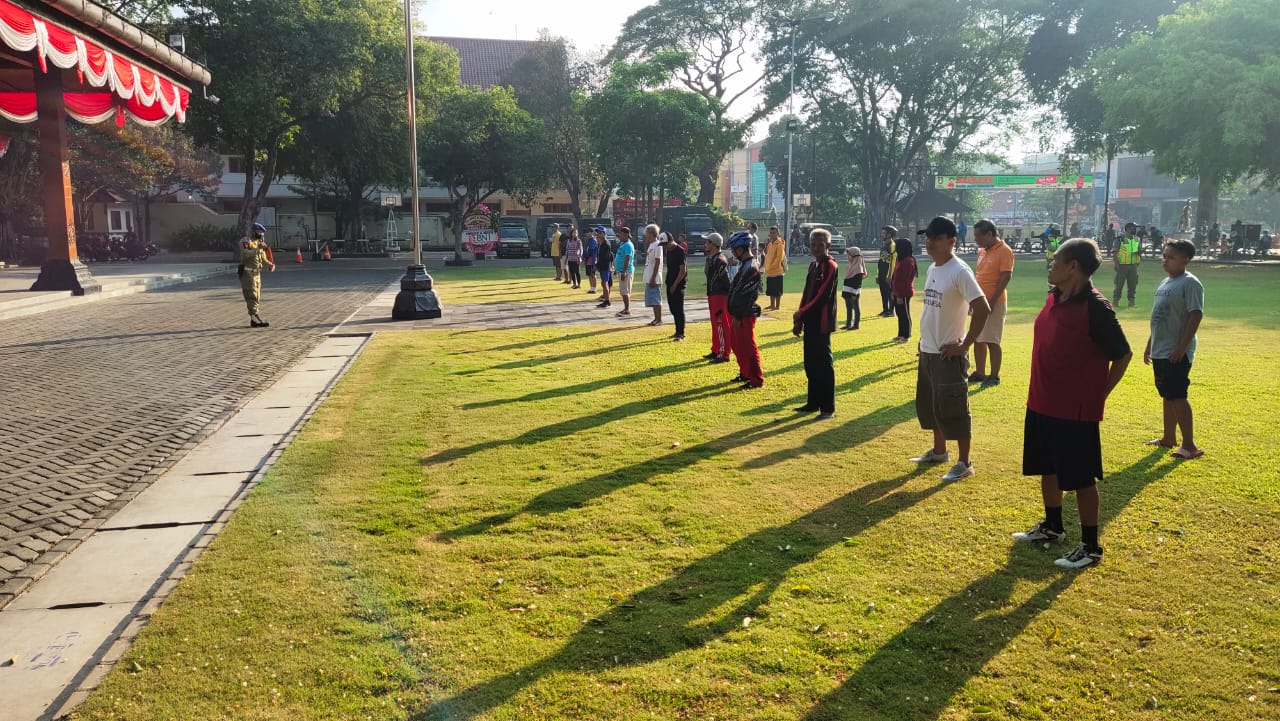 Warga melanggar protokol kesehatan diberikan sanksi senam bersama di Balai Kota Solo, Jawa Tengah, Senin (6/7). (MP/Ismail)