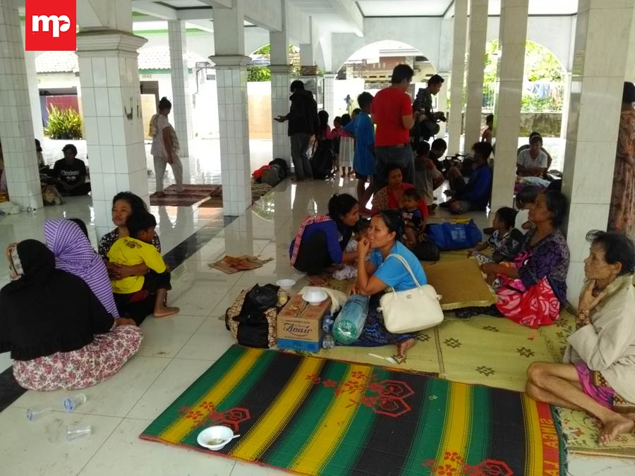 Warga Korban Banjir Mengungsi di Masjid
