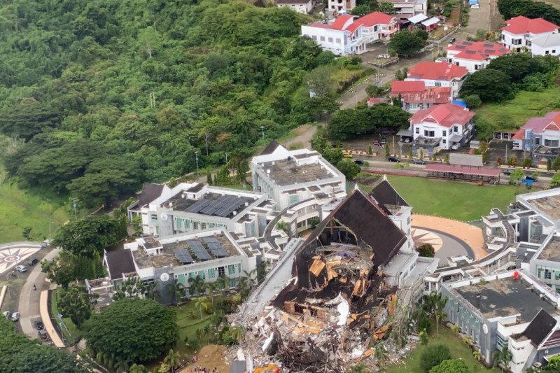 Kerusakan Kantor Gubernur Sulbar. (Foto: Antara)