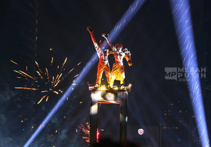 Atraksi Video Mapping Meriahkan Malam Pergantian Tahun Baru 2026 di Bundaran HI Jakarta