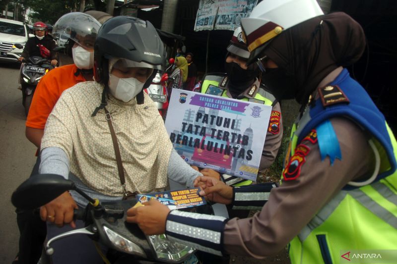 [HOAKS Atau FAKTA]: Pengendara Ditilang Karena Pakai Sandal