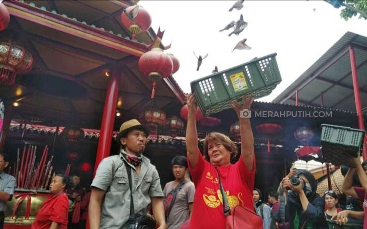 Warga Tionghoa melepas burung di depan vihara, kawasan Petak Sembilan. (Foto: MP/Kanugrahan)