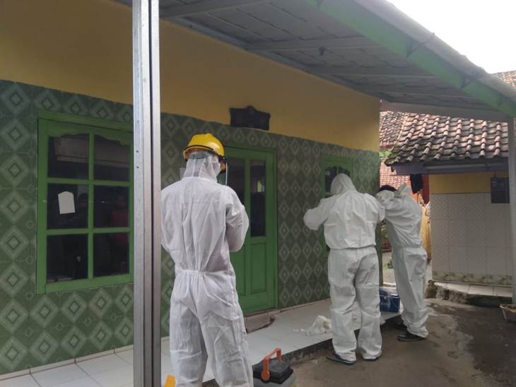 Petugas sedang memeriksa PCR terhadap 4 orang yang memiliki kontak erat dengan sopir bus Antar Kota Antar Provinsi (AKAP) yang terkonfirmasi positif Covid-19. Foto : Humas Gugus Tugas Percepatan Penanganan Covid-19 Kabupaten Majalengka