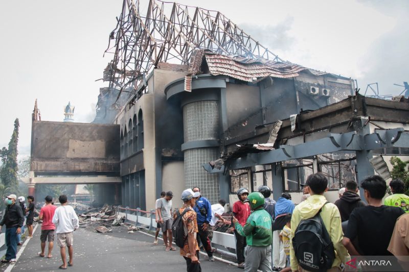 Polisi Kumpulkan Video Pembakaran Gedung DPRD, Dari CCTV dan Video Warga