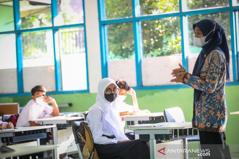 DPR Minta Sekolah Pastikan Siswa yang Ikut PTM Sudah Divaksin Dua Kali