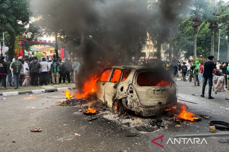 Gas Air Mata Meluncur Keluar dari Dalam Mako Brimob, Massa Bakar Mobil dan Motor Hingga Asap Membubung ke Langit