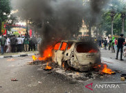 Gas Air Mata Meluncur Keluar dari Dalam Mako Brimob, Massa Bakar Mobil dan Motor Hingga Asap Membubung ke Langit