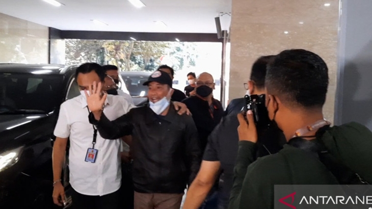  YouTuber Muhammad Kece, tersangka dugaan penistaan agama tiba di Bareskrim Polri, Jakarta Selatan, Rabu (25/8/2021). (ANTARA/Laily Rahmawaty)