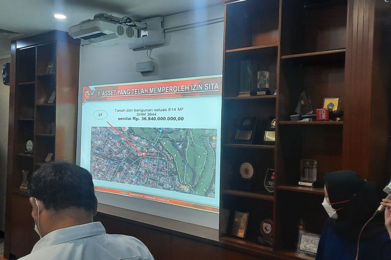 Polisi menunjukkan salah satu barang bukti aset tersangka kasus dugaan korupsi pembelian lahan untuk Rusun di Cengkareng oleh Pemprov DKI Jakarta di Gedung Bareskrim Polri, Jakarta, Rabu (8/6/2022). (ANTARA/Laily Rahmawaty)
