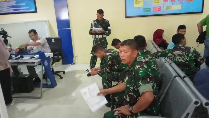 Anggota TNI di Solo, Jawa Tengah menunjukkan SIM dari program pelayanan perpanjangan SIM gratis bagi anggota TNI di Solo, Jawa Tengah, Sabtu (5/10). (MP/Ismail)