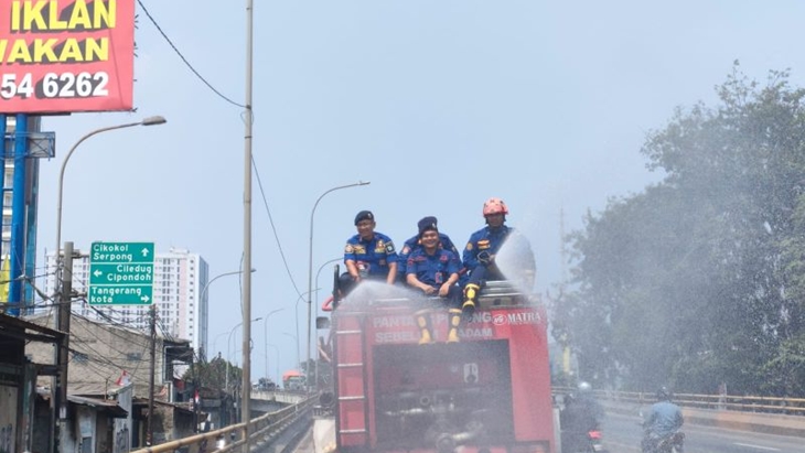 Mendagri Instruksikan Semua Kepala Daerah Jabodetabek Siram Jalanan untuk Atasi Polusi