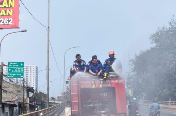Pj Heru Tetap Siram Jalanan Jakarta Pakai Water Canon meski Diprotes Warga