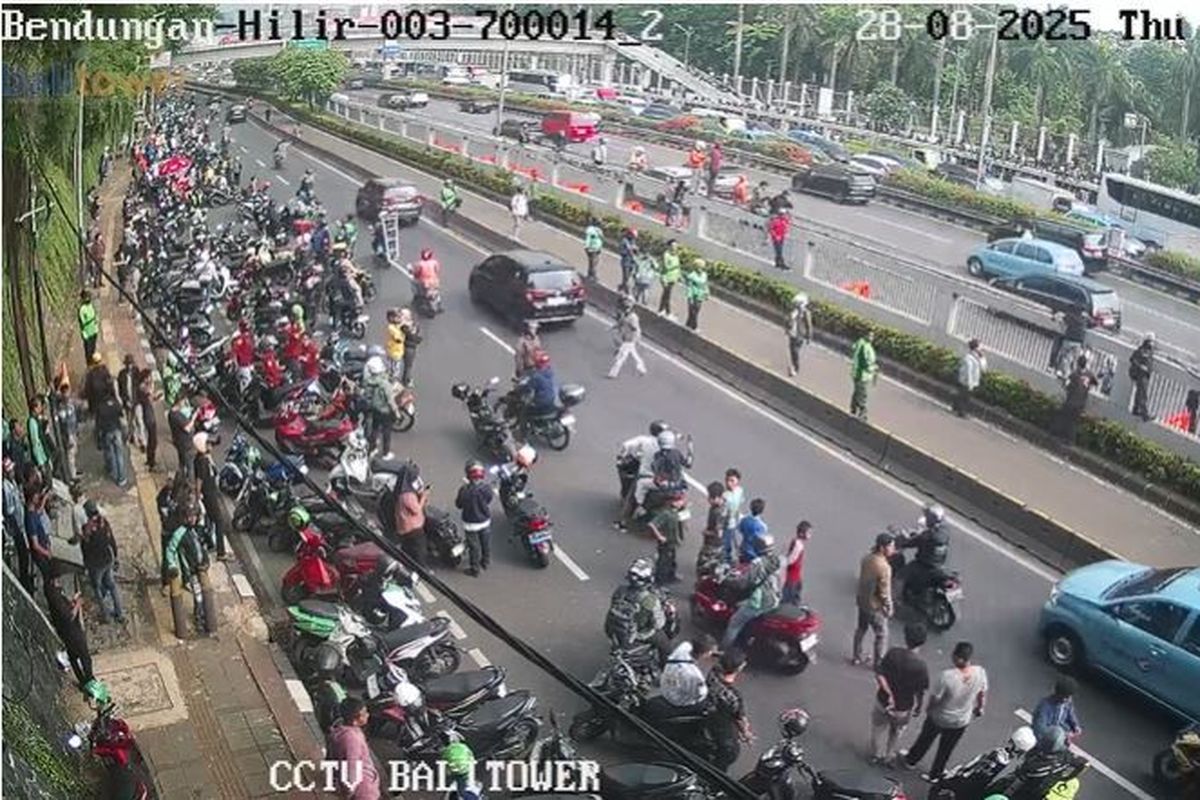 Demo Buruh di MPR/DPR Sempat Ricuh, Polisi dan Mahasiswa Saling ‘Pukul Mundur’