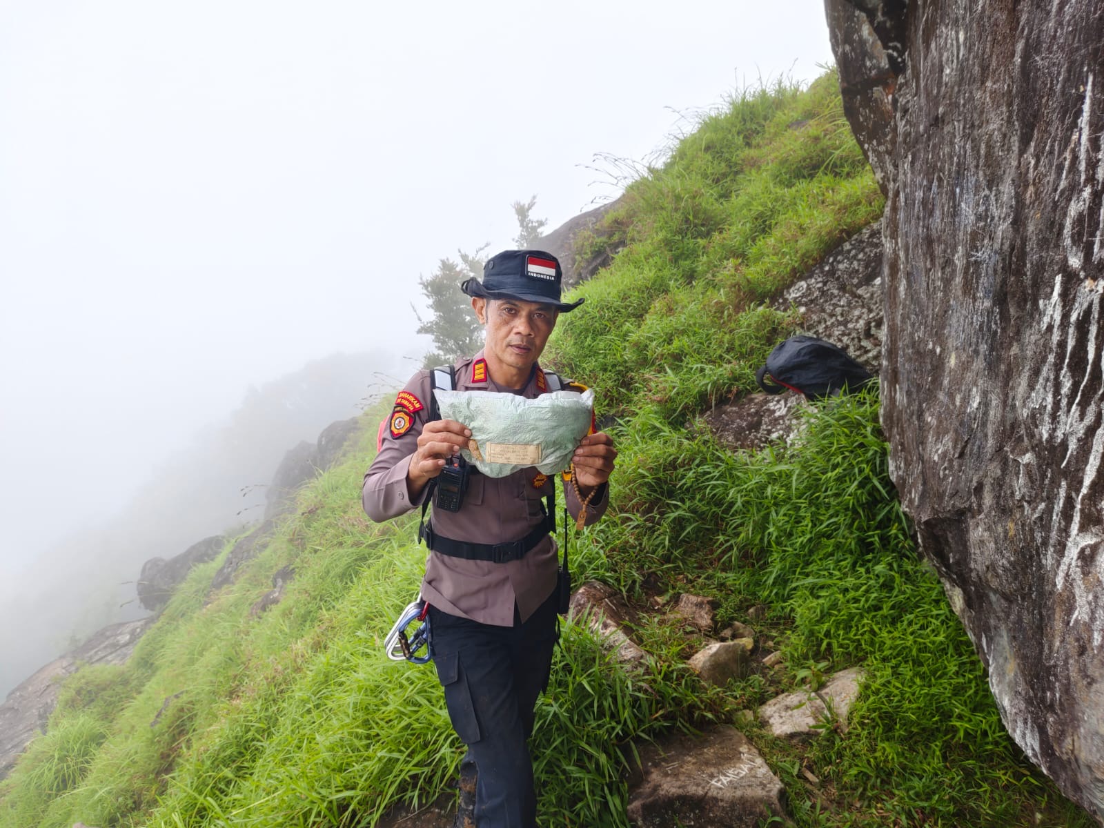 Tim SAR Polda Sulsel Lampauui Cuaca Ekstrem, Tembus Lereng Gunung Bulusaraung hingga Berbuah Temuan Puing Pesawat ATR 42-500