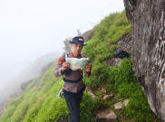 Tim SAR Polda Sulsel Lampauui Cuaca Ekstrem, Tembus Lereng Gunung Bulusaraung hingga Berbuah Temuan Puing Pesawat ATR 42-500