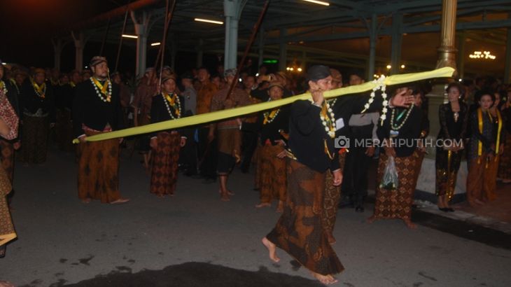 Mendagri Tjahjo Kumolo dan Menteri Susi Ikuti Kirab Malam 1 Suro