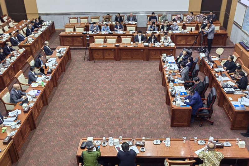 Setelah 24 Hari di Luar Negeri, Menlu Rapat Perdana dengan Komisi I DPR