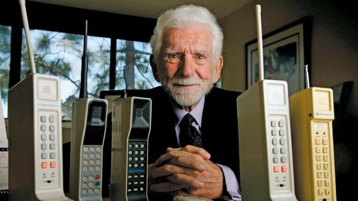 Dari 'the Brick' hingga iPhone, Ponsel Kini Berusia 50 Tahun