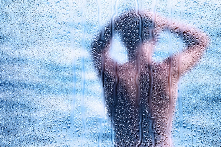 Menggosok badan dengan spons sebaiknya tidak dilakukan karena menjadi sarang bakteri. (Foto: Pixabay/efes)