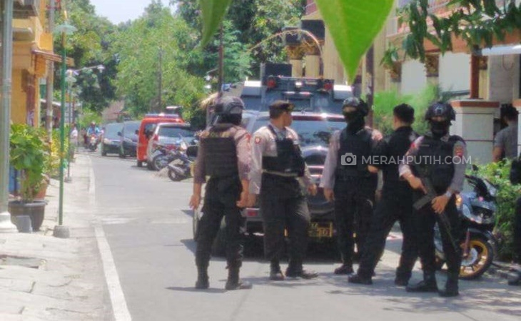 Densus 88 Antiteror Polri menangkap dan menggeledah rumah tiga terduga teroris di Solo, Jawa Tengah, Senin (18/11). (MP/Ismail)