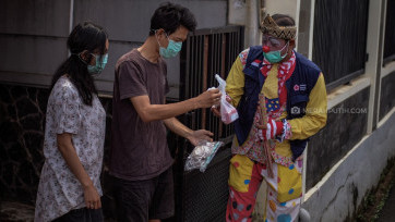 Badut Bagikan Paket Pola Hidup Bersih dan Sehat di Tengah Pandemi COVID-19