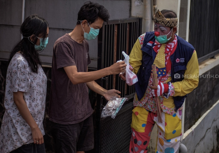 Badut Bagikan Paket Pola Hidup Bersih dan Sehat di Tengah Pandemi COVID-19