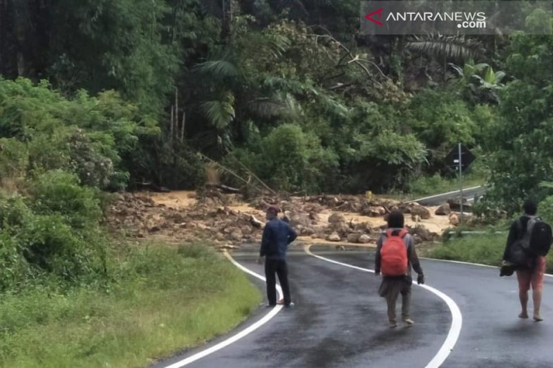 Banjir dan tanah longsor melanda wilayah Manggarai Barat, Pulau Flores, Nusa Tenggara Timur, Kamis (7/3) malam, yang mengakibatkan dua orang tewas dan memutuskan akses transportasi darat yang menghubungkan Labuan Bajo-Ruteng. (ANTARA FOTO/BPBN)