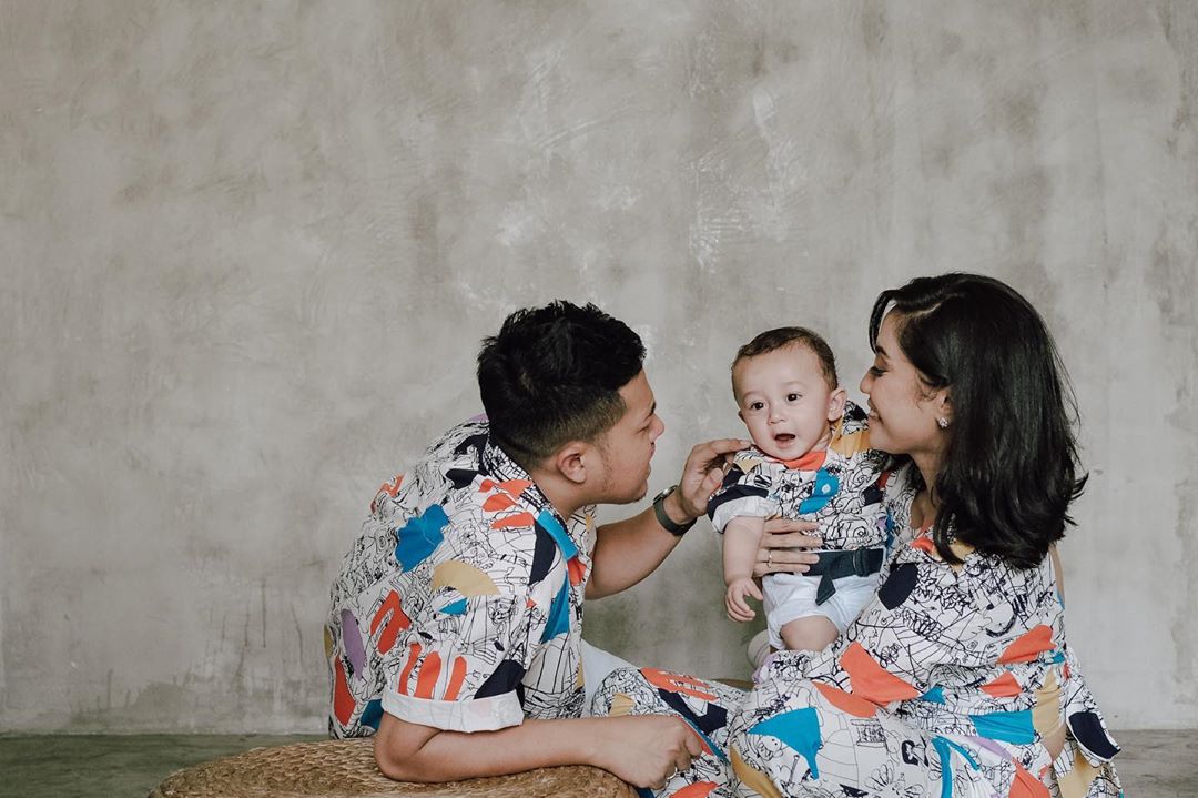 Dimas, Bianca, dan buah hati mereka Arjuna. (Foto: @biancadimas_)