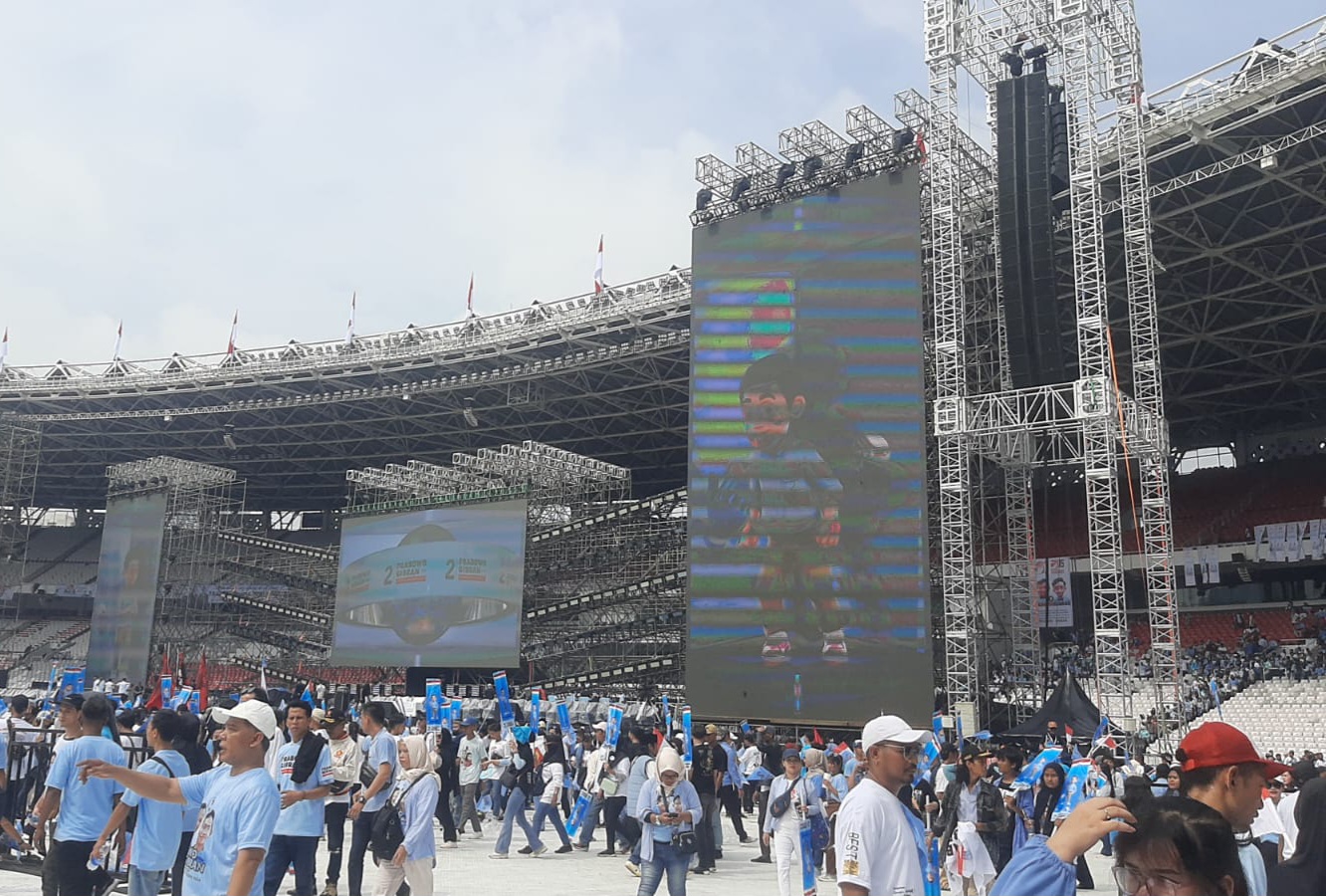 Massa Pendukung Prabowo-Gibran Mulai Penuhi GBK untuk Hadir Kampanye Akbar