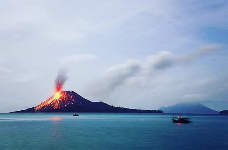 Anak Krakatau Meletus 56 Kali sejak Semalam