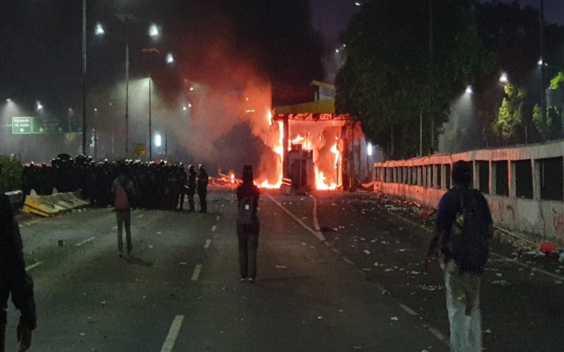 Gerbang tol Pejompongan dibakar massa peserta aksi