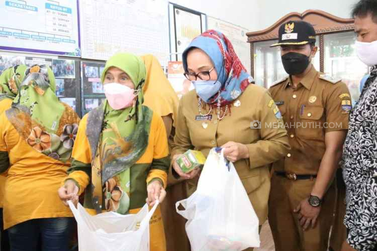 Di Kota Cirebon, Sampah Bisa Ditukar Barang Kebutuhan Sehari-hari