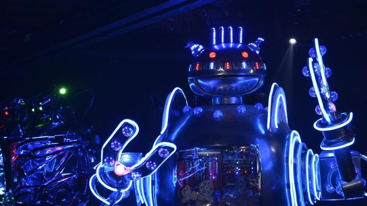 Terdapat berbagai macam robot serta pelayan yang unik yang akan memberikan kesan menyenangkan. (Foto: Instagram/noneed2b_coy_roy)