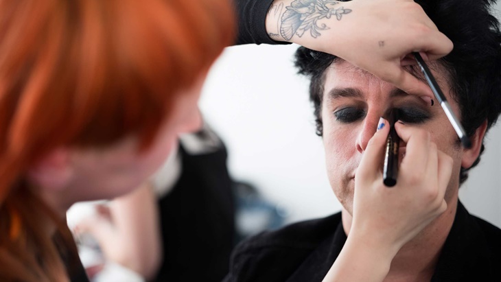 Selebritas Pria Tampil Percaya Diri dengan Makeup