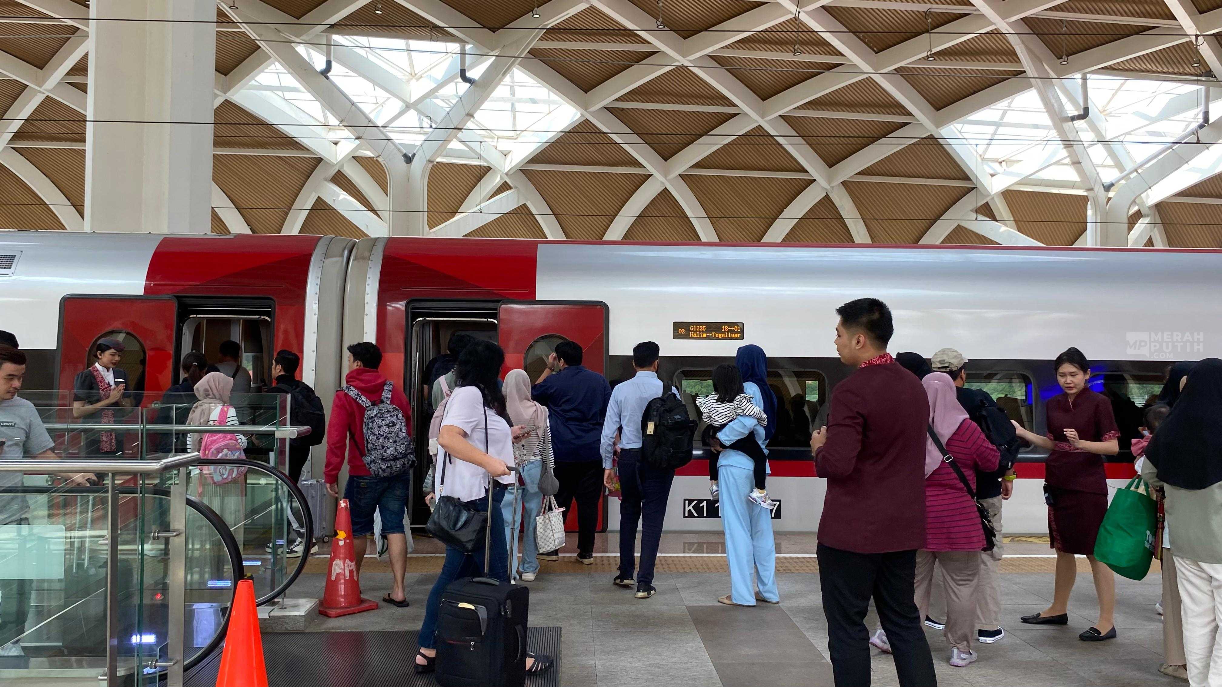 Okupansi Kereta Cepat Whoosh Hampir 100 Persen, Ini Alasannya