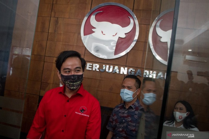Bakal calon Wali Kota Solo, Gibran Rakabuming Raka (kiri) berada di kantor Dewan Pimpinan Cabang (DPC) PDI Perjuangan, Solo, Jawa Tengah, Jumat (17/7/2020). Gibran Rakabuming Raka dan Teguh Prakosa resmi mendapat rekomendasi PDI Perjuangan untuk maju sebagai bakal calon Wali Kota dan Wakil Wali Kota Solo pada Pilkada serentak Desember mendatang. ANTARA FOTO/Mohammad Ayudha/foc.