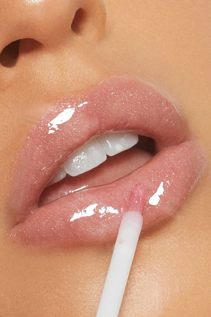 Trivia 5 _ glossy lips sangat ikonik di 90-an (Foto_ Pinterest_makeup.abdurrahmanaric.com)