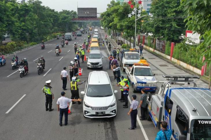 Pemeriksaan kendaraan bermotor di Jalan Ahmad Yani dekat Bunderan Waru atau perbatasaan Kota Surabaya dan Kabupaten Sidoarjo sebagai upaya pencegahan penyebaran COVID-19. (ANTARA/HO-Humas Pemkot Surabaya)