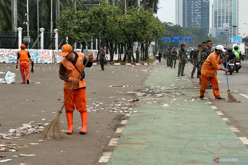 Dengan Kawalan TNI, PPSU-Damkar Berjibaku Bersihkan Sampah dan Sisa Gas Air Mata di Sekitar Gedung DPR