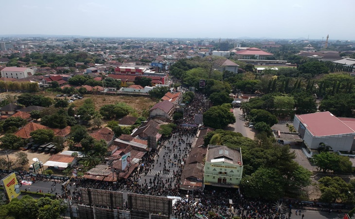 Pemandangan aerial massa aksi menyemut di Jalan Colombo, Sleman, Yogyakarta